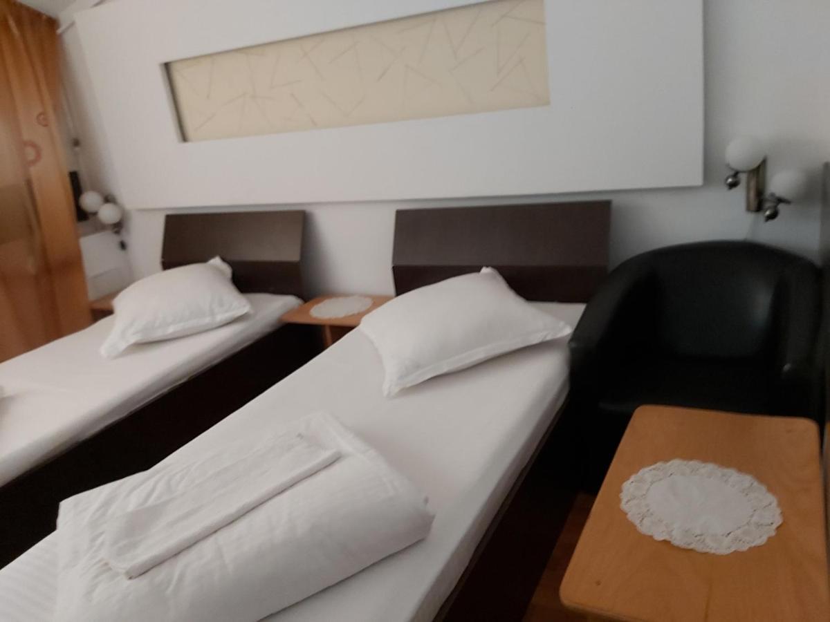 Hotel Turist Решица Экстерьер фото