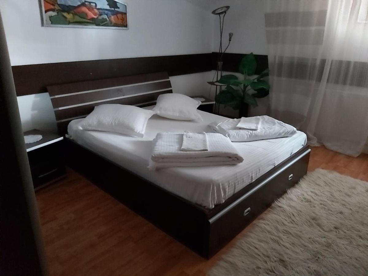 Hotel Turist Решица Экстерьер фото