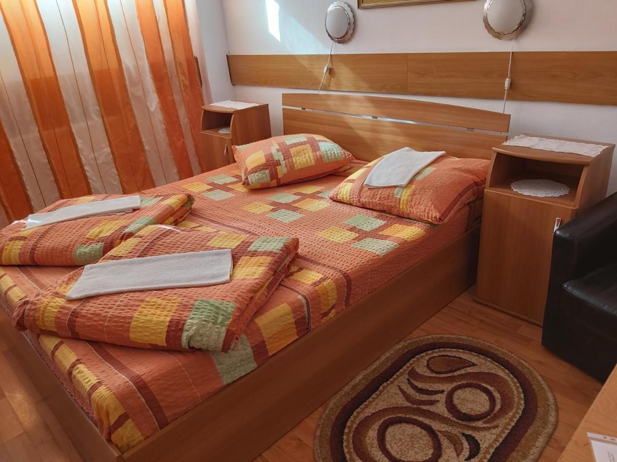 Hotel Turist Решица Экстерьер фото