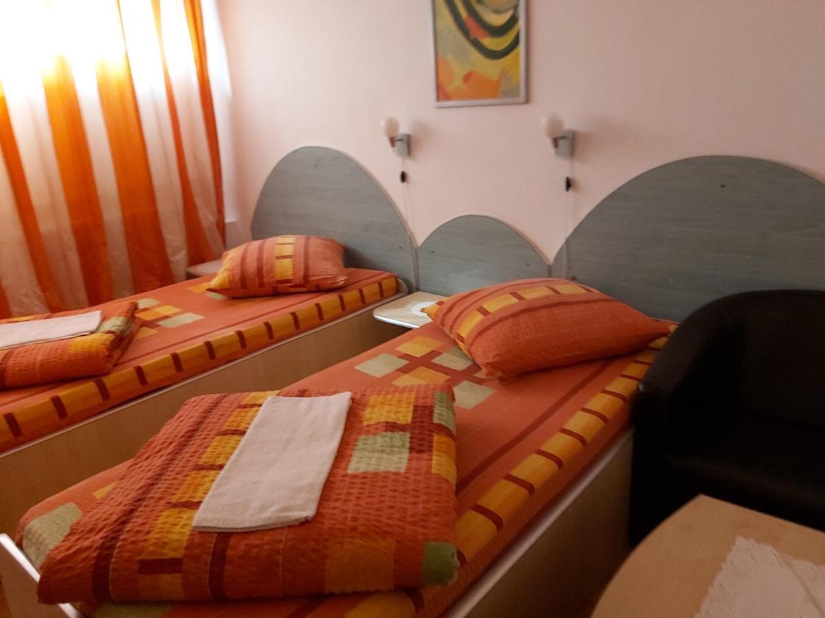 Hotel Turist Решица Экстерьер фото